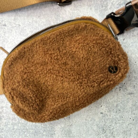 Lululemon Everywhere Belt Bag Burnt Caramel - Picture 2 of 9